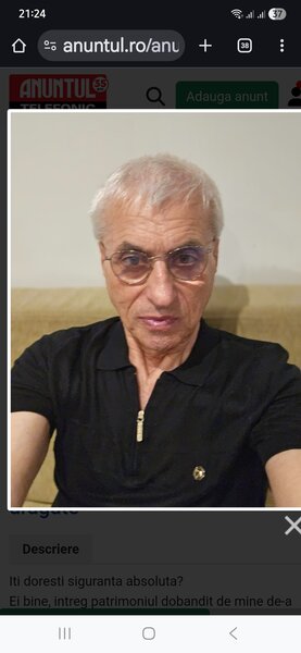 Barbat matur (varsta a 3-a) ofer favoruri de nerefuzat unei tinere dragute