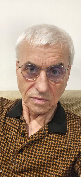 Barbat matur (varsta a 3-a) ofer favoruri de nerefuzat unei tinere dragute