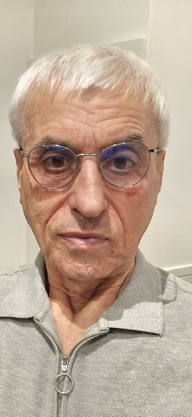 Barbat matur (varsta a 3-a) ofer favoruri de nerefuzat unei tinere dragute