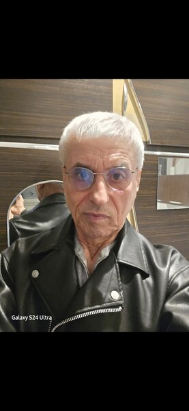 Barbat matur (varsta a 3-a) ofer favoruri de nerefuzat unei tinere dragute