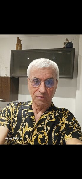 Barbat matur (varsta a 3-a) ofer favoruri de nerefuzat unei tinere dragute