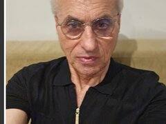 Barbat matur (varsta a 3-a) ofer favoruri de nerefuzat unei tinere dragute