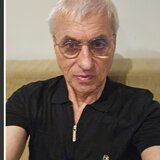 Barbat matur (varsta a 3-a) ofer favoruri de nerefuzat unei tinere dragute
